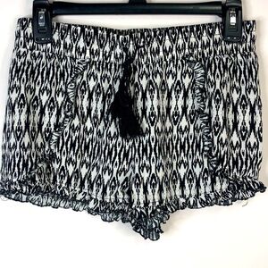 No boundaries black white aztec frilly ruffle hem shorty shorts